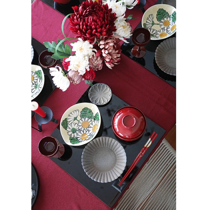 有田焼 型打炭化輪花5寸皿