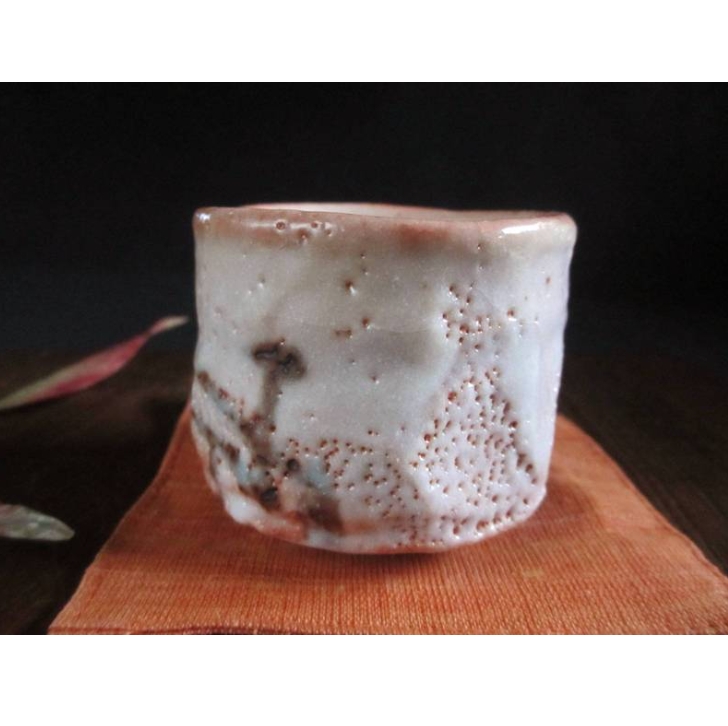 ぐい呑み ■源九郎窯 加藤健作 志野 橋姫紋 ぐい呑（共箱）