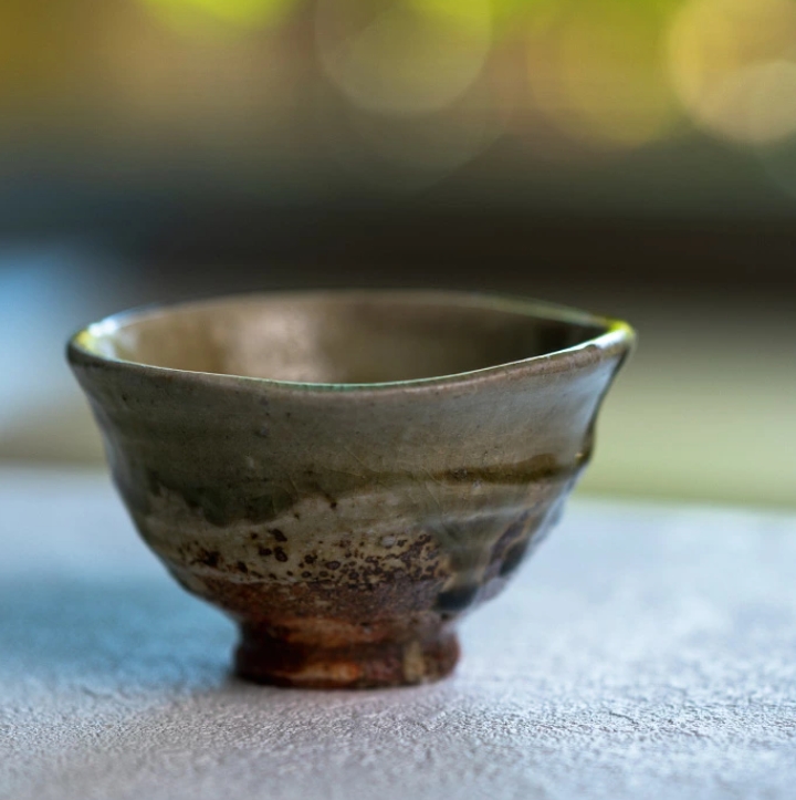 和食器　伊賀灰釉汲出湯呑　作家「新学」
