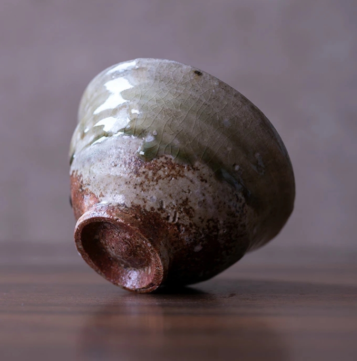 和食器　伊賀灰釉汲出湯呑　作家「新学」
