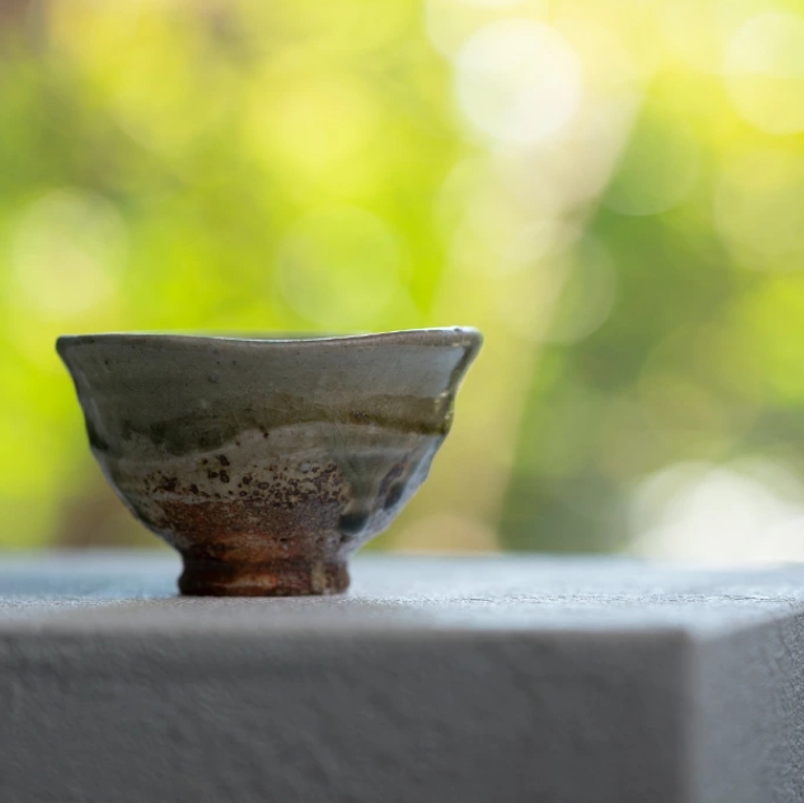 和食器　伊賀灰釉汲出湯呑　作家「新学」
