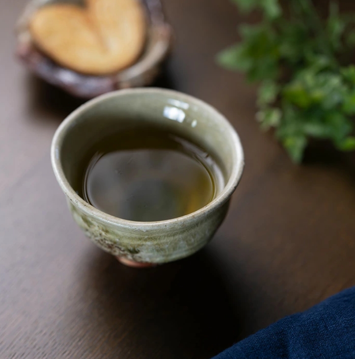 和食器　伊賀灰釉汲出湯呑　作家「新学」
