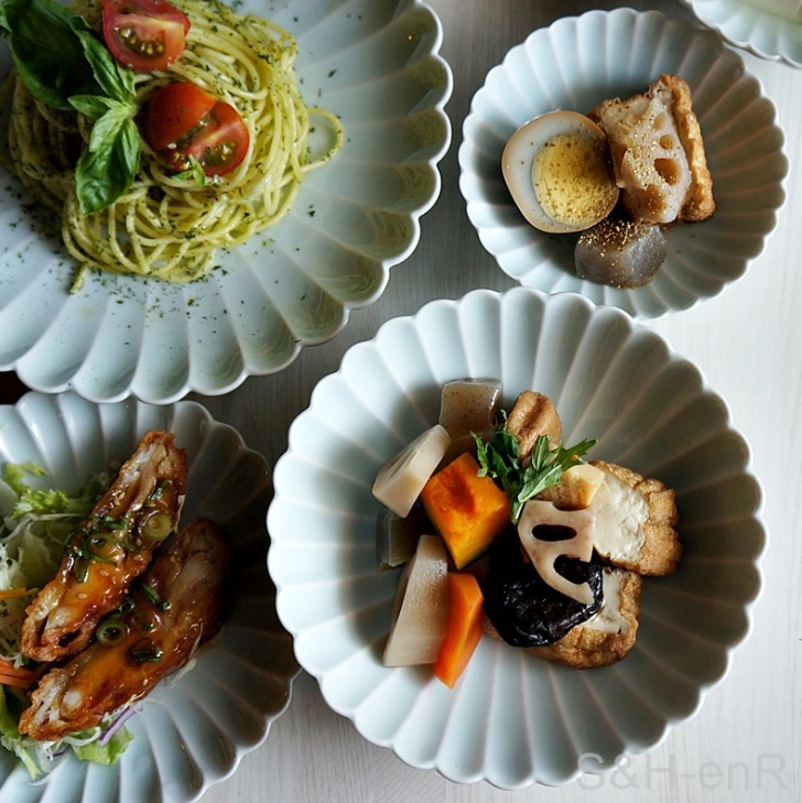 波佐見焼 皿 中鉢 浅鉢 16cm 青白 菊彫り 菊皿 洸琳窯