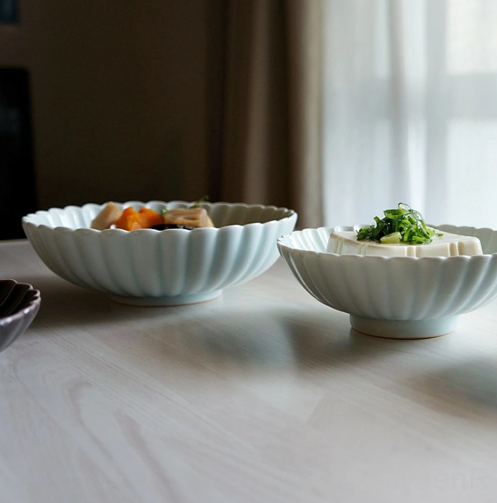 波佐見焼 皿 中鉢 浅鉢 16cm 青白 菊彫り 菊皿 洸琳窯