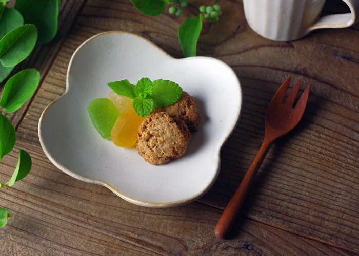 kinari 花皿 益子焼 小皿 生成り色 アイボリー クローバー型 わかさま陶芸