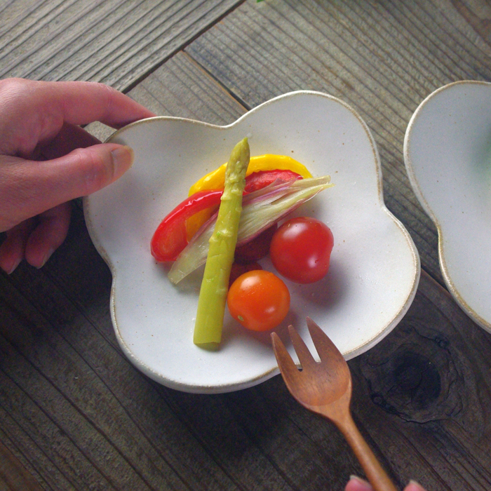 kinari 花皿 益子焼 小皿 生成り色 アイボリー クローバー型 わかさま陶芸