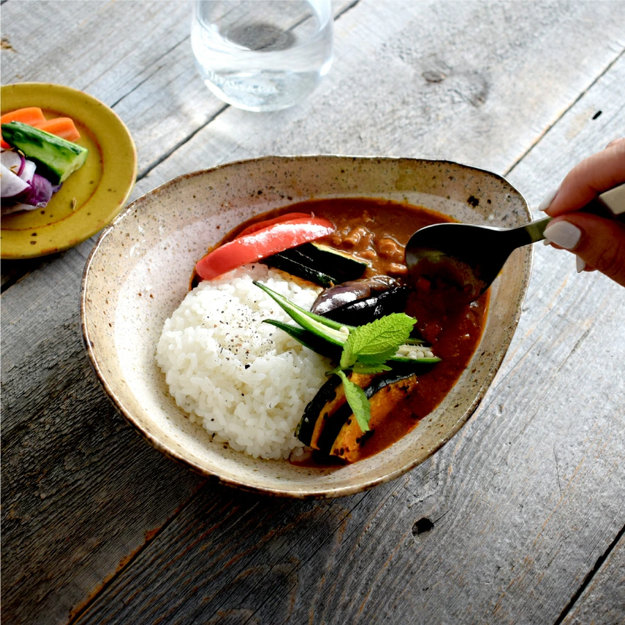 食器 和食器 おしゃれ 皿 カレー皿 軽量 宙7寸深皿
【サイズ】20.9cm×17.5cm×高さ6.1cm(※全て外寸です)
【重さ】426g
(※サイズと重さは商品ごとに誤差がございます。)
【質感】質感はツルツルしています。味わいを持たせるため素材に含まれた細かな石が、ポツポツしている箇所もあります。
【材質】磁器
※日本製(美濃焼)
※電子レンジ、食器洗浄食器 和食器 おしゃれ 皿 カレー皿 軽量 宙7寸深皿機:可