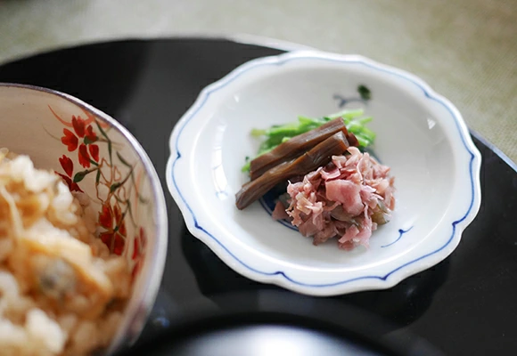 有田焼　白抜き菊花　桔梗型小皿