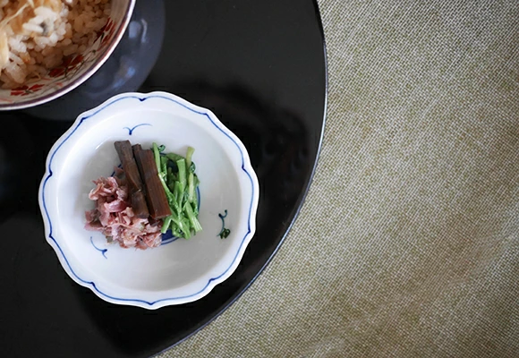 有田焼　白抜き菊花　桔梗型小皿