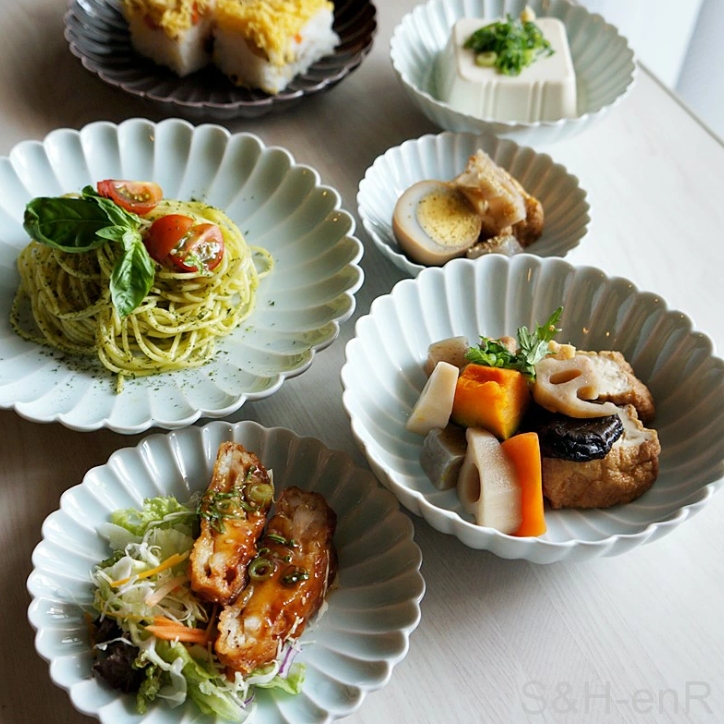 波佐見焼 皿 7寸皿 大皿 21cm 青白 菊彫り 菊皿 洸琳窯 