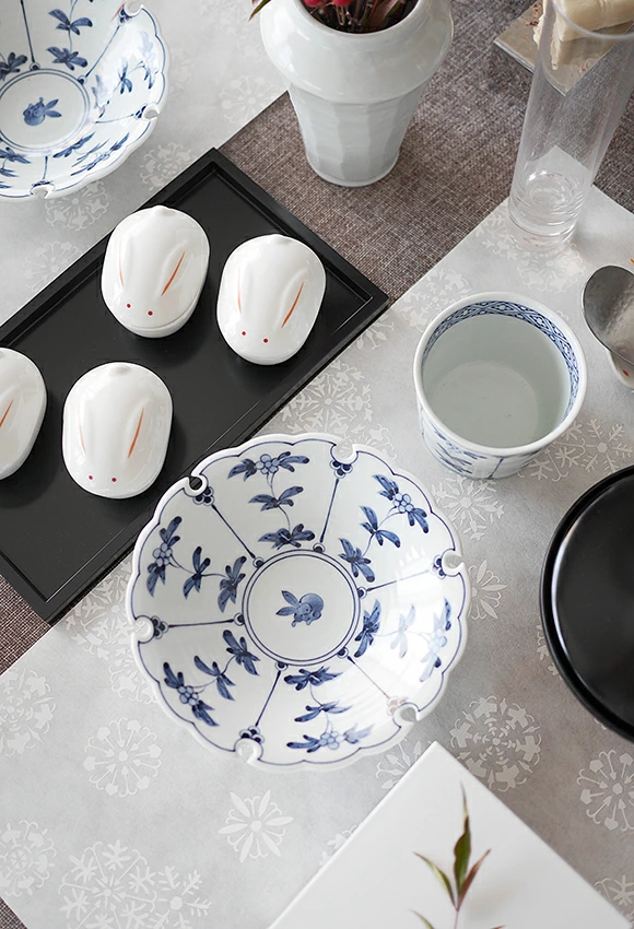 割草花兎文　雪輪銘々皿