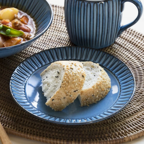 手彫り青しのぎ　17ｃｍリム皿【波佐見焼】