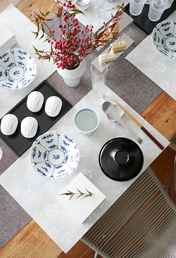 有田焼　割草花兎文　雪輪銘々皿