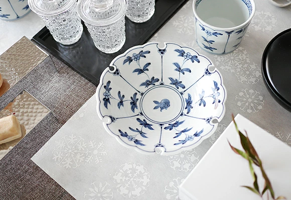 有田焼　割草花兎文　雪輪銘々皿