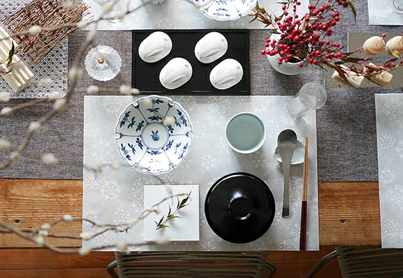 有田焼　割草花兎文　雪輪銘々皿