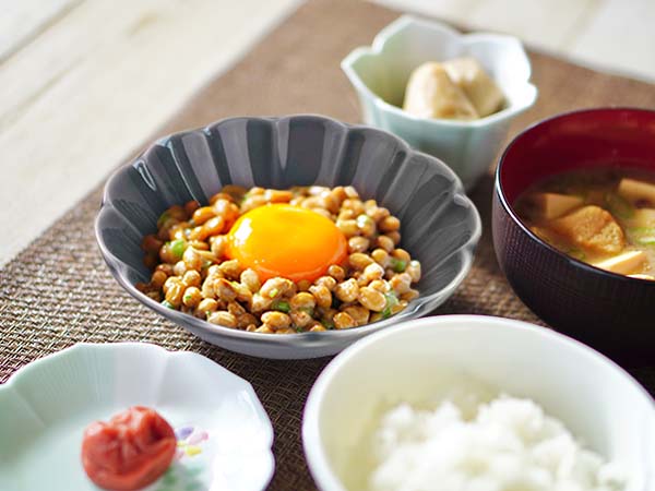 食器 小鉢 おしゃれ お花 グレー 13.4cm しのぎ 灰色 ボウル ボール 輪花 日本製 美濃焼