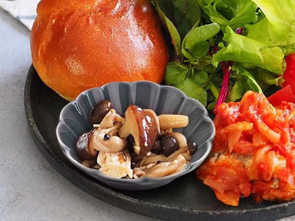 食器 小鉢 おしゃれ お花 グレー 13.4cm しのぎ 灰色 ボウル ボール 輪花 日本製 美濃焼