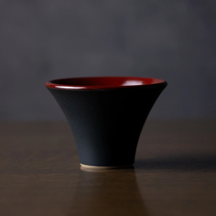 和食器　赤絵黒釉盃　作家「森野知子」