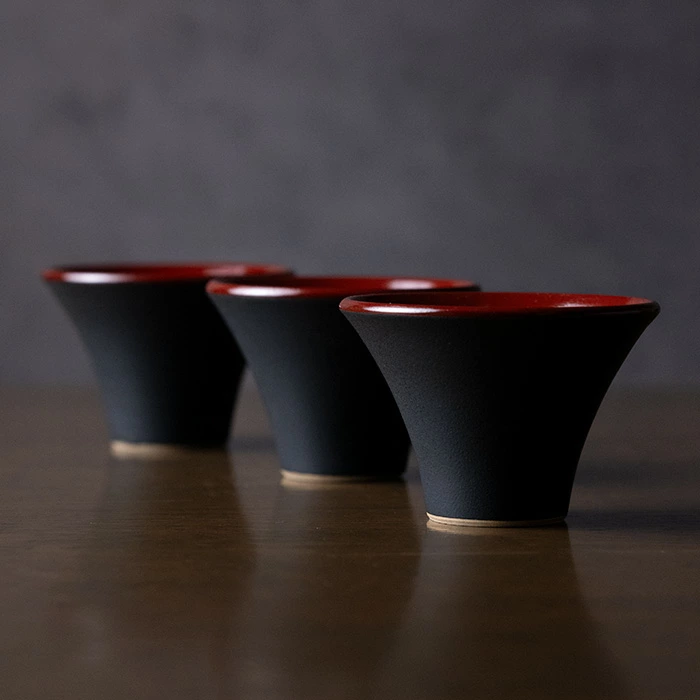 和食器　赤絵黒釉盃　作家「森野知子」