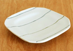 【砥部焼 梅乃瀬窯】しましま柄の角皿（5寸）
